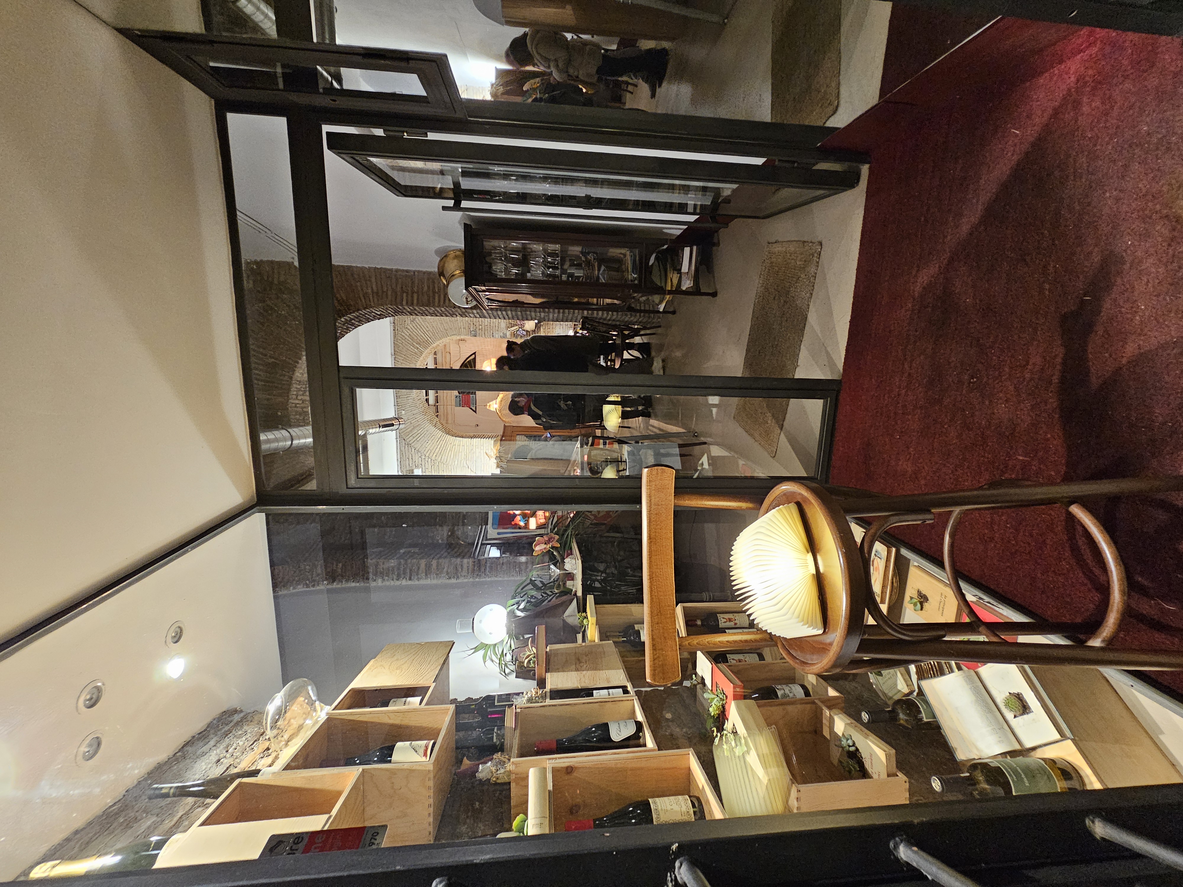 L'enoteca di Accanto al Caffè Novecento Roma, selezione vini naturali e biodinamici