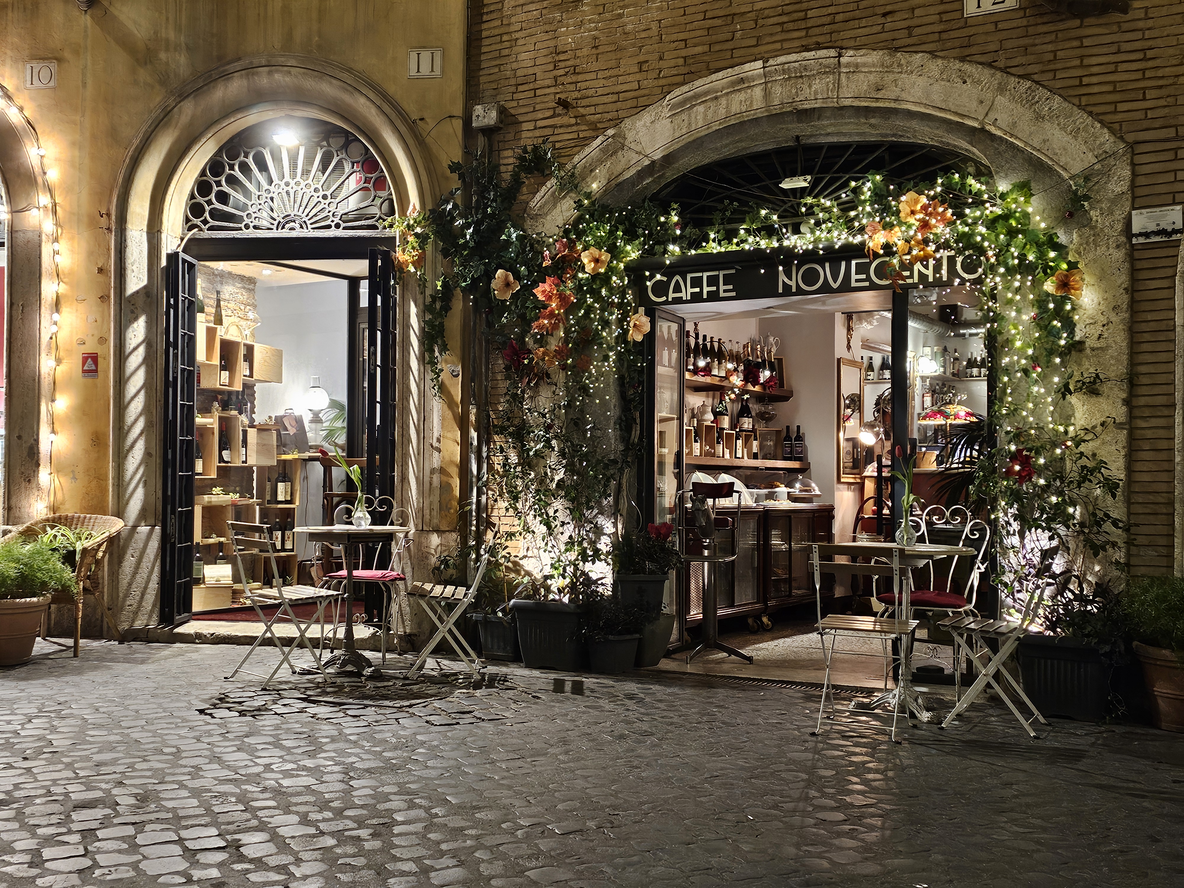 Esterno del Caffè Novecento di notte, bistrot storico in Via del Governo Vecchio Roma