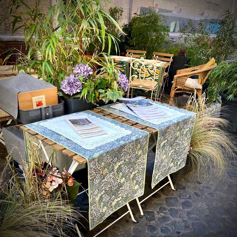 Tavolini esterni del Caffè Novecento, centro storico Roma vicino Piazza Navona