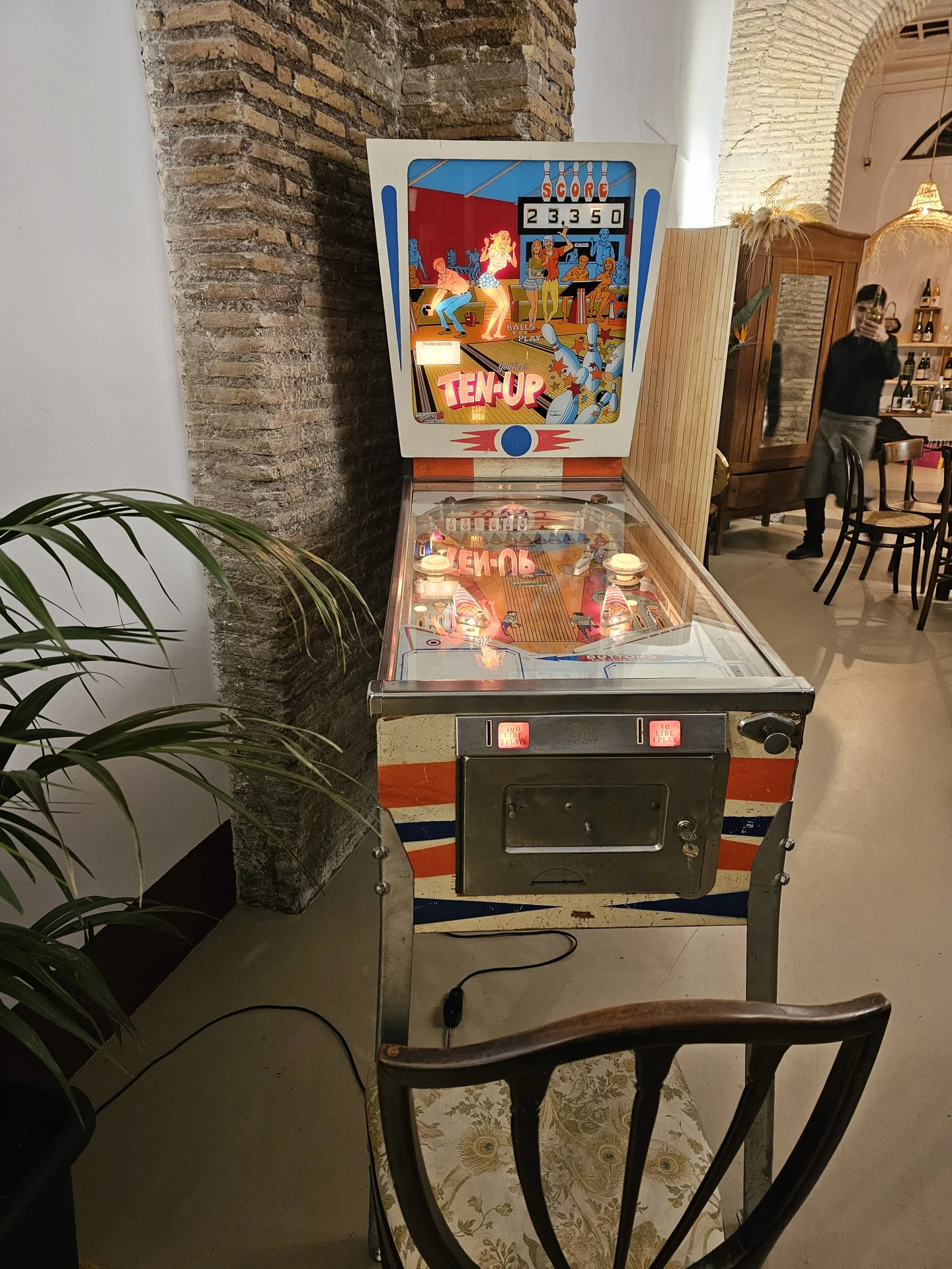Area arcade fotografico dello spazio Accanto al Caffè Novecento.