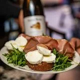 Tartina con prosciutto crudo, burrata e rucola – antipasto al Caffè Novecento Roma
