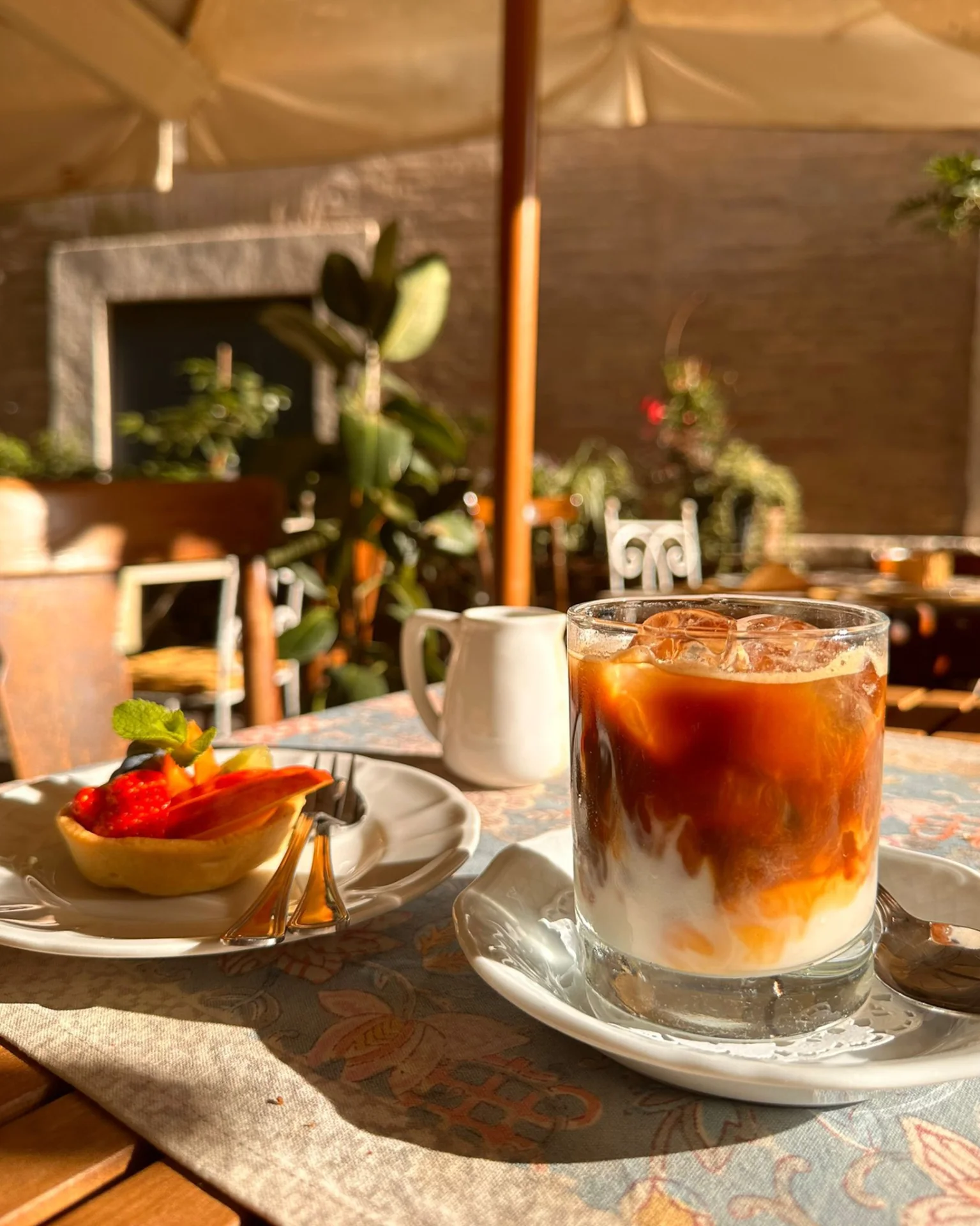 Iced coffee e crostatina alla frutta all’aperto – caffetteria Novecento Roma centro