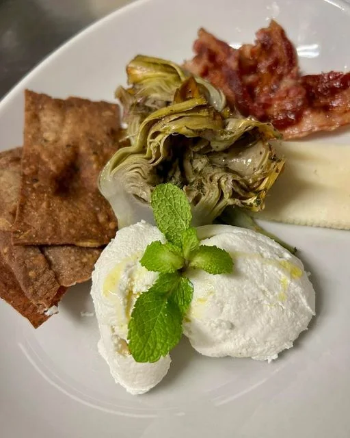 Piatto con carciofo, ricotta fresca e crostini – cucina romana al Caffè Novecento