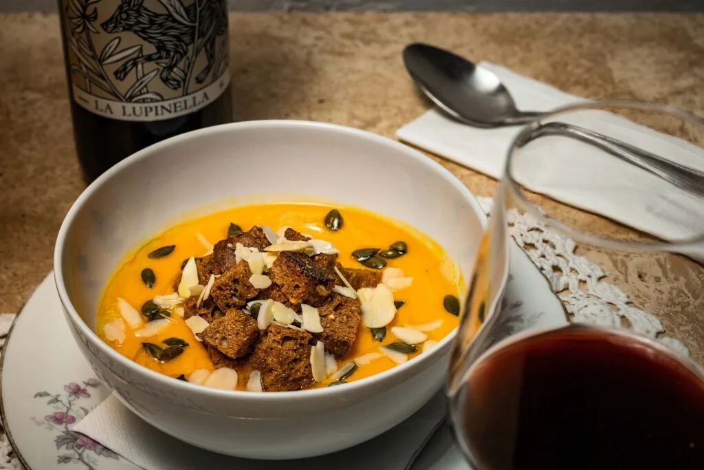 Vellutata di zucca con crostini e vino naturale La Lupinella – bistrot Novecento Roma