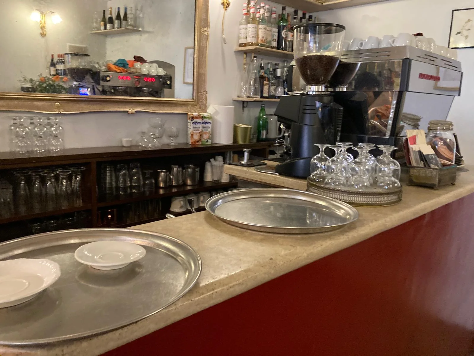 Il bancone del Caffè Novecento con macchina espresso, calici e vassoi argentati – Roma centro storico