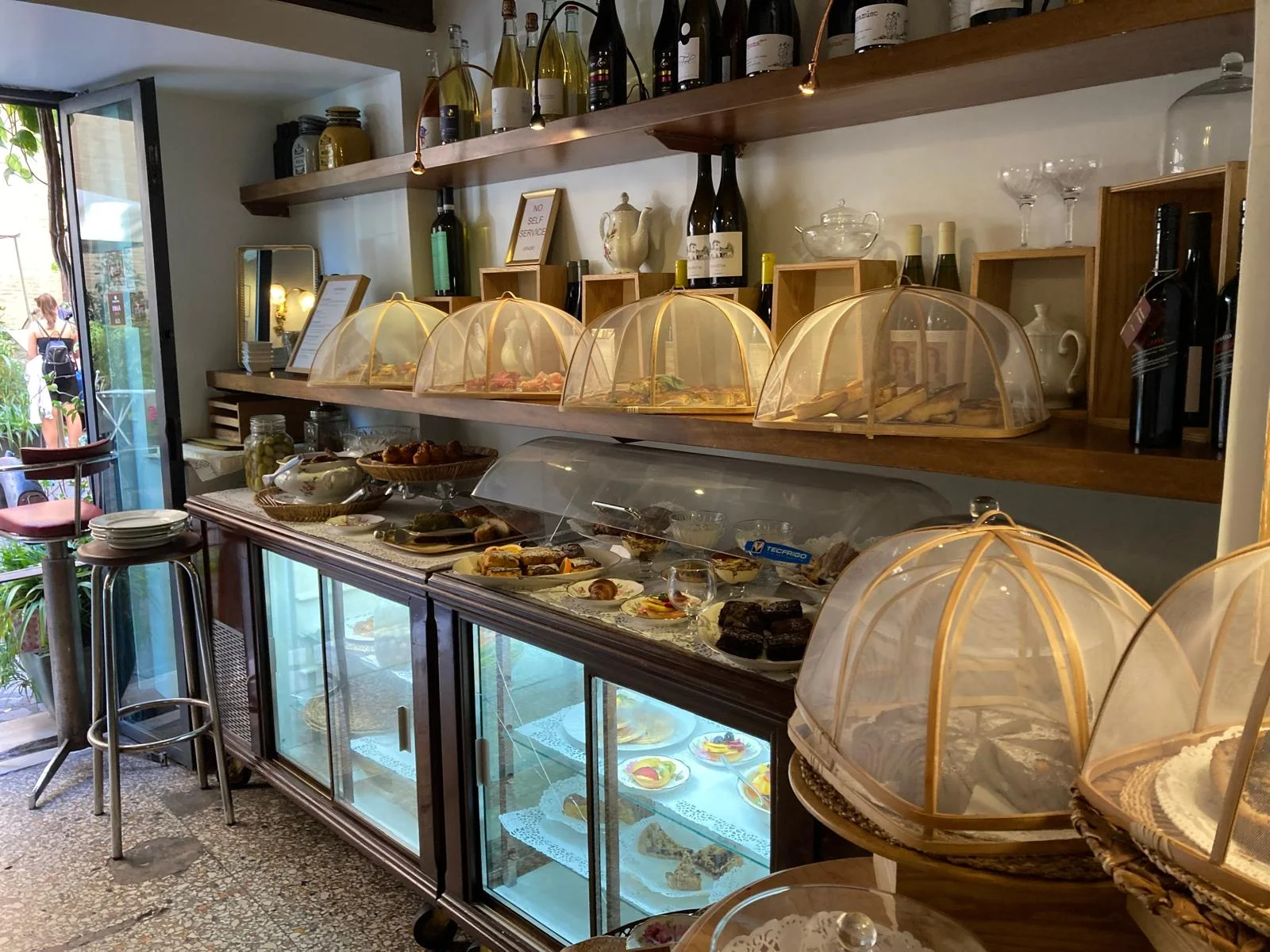 Ingresso del Caffè Novecento con edera e insegna – via del Governo Vecchio 12, Roma vicino Piazza Navona