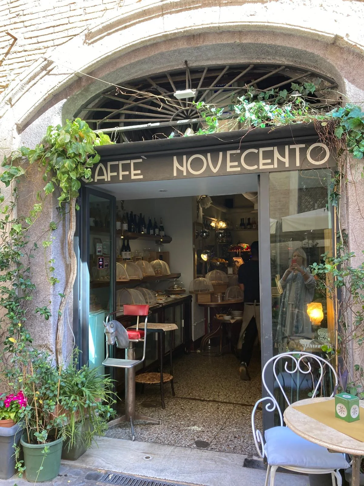 Vetrina con dolci artigianali e selezione di vini naturali al Caffè Novecento – Roma